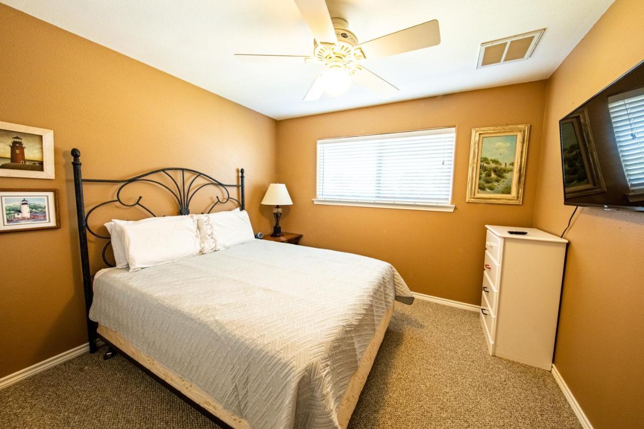 Relax At Our Beach Haven - Pet Friendly Galveston Eksteriør billede